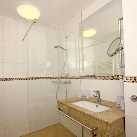 Apartment Strandnahe Rex Rugia: Terrasse Mit Ahoi Erlebnisbad-zugang Lobbe